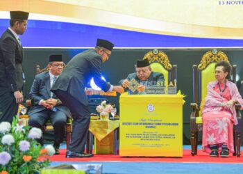 TUANKU Syed Sirajuddin Jamalullail berkenan menyempurnakan simbolik pelancaran identiti baharu UniSIRAJ bersempena Majlis Pemasyhuran UniSIRAJ di Dewan 2020, Kangar, Perlis kelmarin. – UTUSAN/IZLIZAN OTHMAN