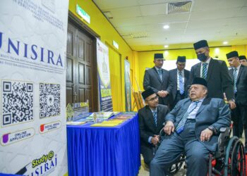 TUANKU Syed Sirajuddin Jamalullail berkenan meninjau ruang pameran pada Majlis Pemasyhuran UniSIRAJ di Dewan 2020, Kangar, Perlis kelmarin.-UTUSAN/IZLIZAN OTHMAN