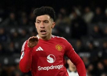 Lisandro Martinez dijangka kembali bersama skuad  menentang Everton. - AFP