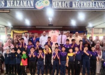 SEBAHAGIAN murid Pendidikan Khas bergambar bersama guru dan jawatankuasa Persatuan Mencegah Dadah Kebangsaan (PEMADAM)  daerah Kuala Muda sempena Program Minggu Anti Dadah 2025 di  Sungai Petani, Kedah baru-baru ini. – UTUSAN/ABD RAZAK OSMAN