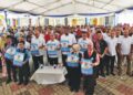 FAHMI adzil (tengah) bergambar bersama pelajar sempena Majlis Pelancaran Kempen Internet Selamat Peringkat Negeri Pahang di Sekolah Kebangsaan Raub Indah, Raub baru-baru ini