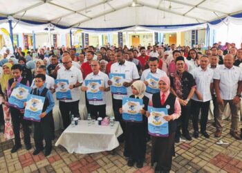FAHMI adzil (tengah) bergambar bersama pelajar sempena Majlis Pelancaran Kempen Internet Selamat Peringkat Negeri Pahang di Sekolah Kebangsaan Raub Indah, Raub baru-baru ini