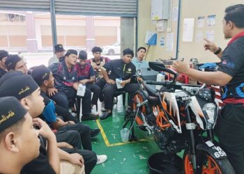 KURSUS membaiki motosikal turut didedahkan kepada penuntut tahfiz