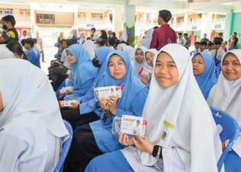 SEBAHAGIAN calon Sijil Pelajaran Malaysia ( SPM) 2025 ceria menerima  set barangan keperluan sekolah dan kad diskaun pelajar 
di Kuantan, baru-baru ini.