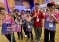 Muhammad Amirul Mustaqeen Shamsudin (dua dari kiri) dan Leong Jayden (dua dari kanan) di samping peserta yang meraih anugerah emas dalam International Mathematics and Science Olympiad (IMSO) 2025 kali ke-22 berlangsung di Universiti Antarabangsa Albukhary di Alor Setar Kedah baru-baru ini.