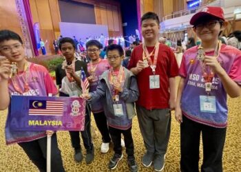 Muhammad Amirul Mustaqeen Shamsudin (dua dari kiri) dan Leong Jayden (dua dari kanan) di samping peserta yang meraih anugerah emas dalam International Mathematics and Science Olympiad (IMSO) 2025 kali ke-22 berlangsung di Universiti Antarabangsa Albukhary di Alor Setar Kedah baru-baru ini.