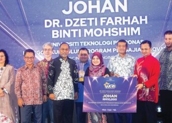 ZAMBRY Abd Kadir (empat kiri) menyampaikan Anugerah Khas Kategori Kurikulum Program Pengajian Inovatif kepada Dr Dzeti Farhah 
Mohshim (empat kanan) dari Universiti Teknologi Petronas pada Majlis Anugerah Khas Menteri Pendidikan Tinggi : Reka Bentuk Kurikulum 
Penyampaian Inovatif (AKRI) 2025 di Hotel Everly, Putrajaya baru-baru ini. – UTUSAN/FAISOL MUSTAFA