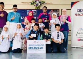 Roswati Yusof (berdiri tengah) barisan pentadbir bergambar bersama pengurus CO-OPBANK PERTAMA serta penerima sumbangan dalam satu majlis di Sendayan baru-baru ini.