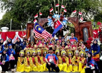 Kumpulan Lentera Tari Budaya gabungan empat sekolah rendah dari daerah Muar dan Tangkak, Johor bergambar sebelum beraksi Karnival Tari Antarabangsa Yogyakarta Ke-2 2025 di Indsonesia baru-baru ini.
