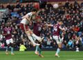 PEMAIN Arsenal, Declan Rice menanduk masuk bola ke gawang gol Burnley pada aksi Liga Perdana Inggeris, semalam-AFP