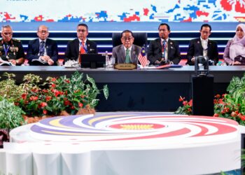 MENTERI Pertahanan, Datuk Seri Mohamed Khaled Nordin mempengerusikan mesyuarat pada Mesyuarat Menteri Pertahanan ASEAN
Ke-19, di Pusat Konvensyen Kuala Lumpur, semalam. – MINGGUAN/SHIDDIEQIIN ZON