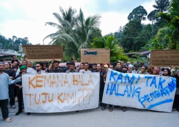 PENDUDUK Kampung Batu 11, Gombak ketika melakukan bantahan di kampung berkenaan hari ini.-UTUSAN/ M. FIRDAUS M. JOHARI