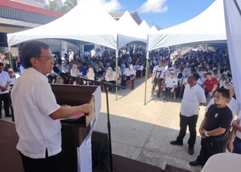 MOHD. Shafie Apdal ketika berucap sempena Program Jelajah Inspirasi Bersama DSSA di Kunak, Sabah, semalam.