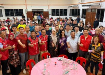 RUJI Ubi dan Nurul Izzah Anwar (tengah) bersama penduduk pada program ramah mesra bersama komuniti Hot Spring di Tawau.