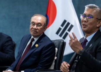 PERDANA Menteri, Datuk Seri Anwar Ibrahim bersama Tengku Zafrul Abdul Aziz ketika menghadiri Mesyuarat Pemimpin-Pemimpin Ekonomi APEC di Gyeongju, Republik Korea. – Facebook