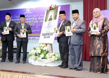 Menteri di Jabatan Perdana Menteri (Hal Ehwal Agama), Senator Datuk Mohd Na'im Mokhtar (dua kiri) bersama Ketua Pengarah Jabatan Kemajuan Islam Malaysia (JAKIM), Datuk Dr Sirajuddin Suhaimee (kiri) menunjukkan Manual Psikospiritual Islam selepas merasmikan Konvensyen Nasional Madani Penjagaan Spiritual Islam Tahun 2025 di Masjid Wilayah Persekutuan di sini hari ini. GAMBAR: FARIZ RUSADIO / PEMBERITA: FATIN