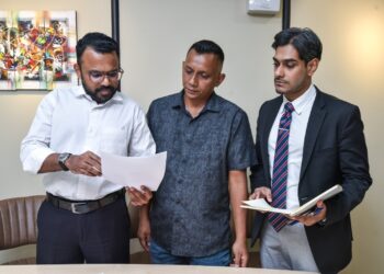 MUHAMMAD Hafizuddin Abdullah (tengah) pada sidang akhbar bersama peguamnya di Solaris Mont Kiara, Kuala Lumpur hari ini. UTUSAN/M. FIRDAUS. M. JOHARI