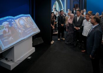 ZAMBRY Abd. Kadir ketika  meninjau persiapan penganjuran Festival Idea Putrajaya (Putrajaya FOI) 2025 di Putrajaya. - UTUSAN/FAIZ ALIF ZUBIR