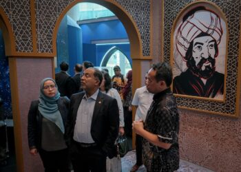 ZAMBRY Abd. Kadir ketika  meninjau persiapan penganjuran Festival Idea Putrajaya (Putrajaya FOI) 2025 di Putrajaya. - UTUSAN/FAIZ ALIF ZUBIR