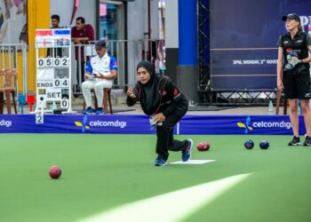 Pemain boling padang, Emma Firyana  Saroji ketika beraksi pada Piala Dunia Boling Padang 2025 di Kompleks Sukan Bukit Kiara di sini, hari ini. - UTUSAN/SYAKIR RADIN