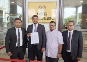 BADRUL Hisham Shaharin (dua dari kanan) bersama peguamnya, Muhammad Rafique (dua dari kiri) ditemui di pekarangan Mahkamah Sesyen Kuala Lumpur hari ini.