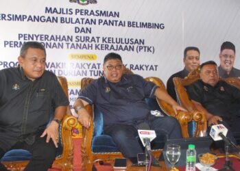 AB. RAUF Yusoh mengadakan sidang akhbar selepas merasmikan Projek Menaiktaraf Persimpangan Tiga dari Jalan Alor Gajah Lama ke Pantai Belimbing, Durian Tunggal, hari ini. - UTUSAN/AMRAN MULUP