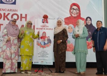KALSOM Nordin (dua dari kiri) merasmikan Program Mencari Tokoh Wanita Muda anjuran World Youth Foundation (WYF) yang dihadiri lebih 200 peserta wanita muda di Dewan WYF, Ayer Keroh, Melaka, hari ini. - UTUSAN/AMRAN ALI