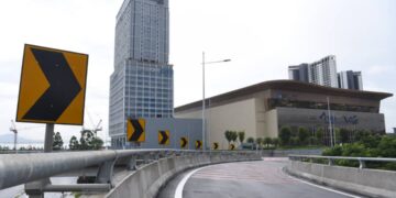PEMBUKAAN jejambat baharu memudahkan akses pengguna jalan raya untuk ke The Light Waterfront Penang di Gelugor, Pulau Pinang.-GAMBAR/IJM LAND
