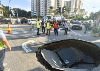 KEJADIAN lubang benam yang berlaku di Jalan Dato Ismail Hashim di Sungai Ara, Bayan Lepas, Pulau Pinang hari ini.-GAMBAR/FACEBOOK ADUN BAYAN LEPAS