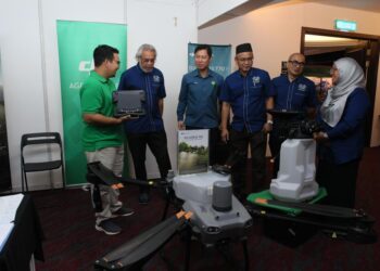KHALID Samad (kiri) bersama Ahmad Safuan Bujang (tiga kanan) tekun mendengar taklimat penggunaan dron dalam pertanian selepas Majlis Jelajah Dron Pertanian 2025 di Kota Bharu, Kelantan hari ini-UTUSAN/KAMARUL BISMI KAMARUZAMAN.