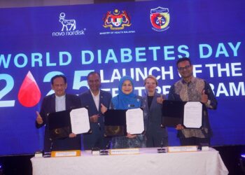 DZULKEFLY Ahmad (dua kiri) menyaksikan MoU antara KKM, Persatuan Farmasi Malaysia (MPS) dan Novo Nordisk Pharma pada Majlis Pelancaran ERAT di Putrajaya. - UTUSAN/FAISOL MUSTAFA