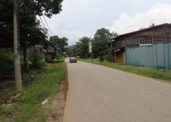 PEMBINAAN bangunan kekal tanpa kebenaran menjejaskan pelaksanaan projek pelebaran jalan kepada dua hala dari Kampung Orang Asli Sungai Bangkong ke Kampung Kuala Sentol di Maran, Pahang.