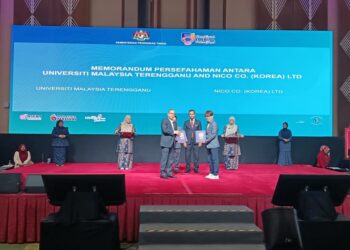 MOHD. Zamri Ibrahim dan President Nico Co. LTD.  Dr. Kim Seok Rae,mewakili agensi masing-masing dalam acara pertukaran dokumen MoU sempena penganjuran Festival of Ideas yang berlangsung di PICC, Putrajaya hari ini