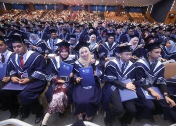 SEBAHAGIAN graduan sulung dari Fakulti Kecerdasan Buatan dan Keselamatan Siber sewaktu Majlis Konvokesyen Universiti Teknikal Malaysia Melaka (UTeM) ke-21, hari ini.