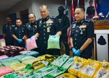 RAHAMAN Arsad (tengah) menunjukan rampasan dadah pada sidang akhbar di Ibu Pejabat Kontinjen Johor (IPK), Johor Bahru.-UTUSAN/BAAZLAN IBRAHIM