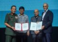 Timbalan Ketua Setiausaha (Dasar) KPT, Datuk Dr Megat Sany Megat Ahmad Supian menyaksikan MoU antara Naib Canselor UPNM, Leftenan Jeneral Datuk Arman Rumaizi Ahmad (kiri) dengan Pengerusi Eksekutif Synergy Generated Sdn Bhd, Datuk Wan Shaharuddin Wan Mahmood (kanan) pada Festival Idea Putrajaya. - UTUSAN/FAISOL MUSTAFA