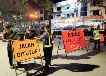 JALAN Kenari di Sungai Ara, Bayan Lepas, Pulau Pinang yang ditutup sejak malam tadi susulan insiden lubang benam yang berlaku petang semalam masih belum dibuka sehingga kini.-GAMBAR/FACEBOOK
