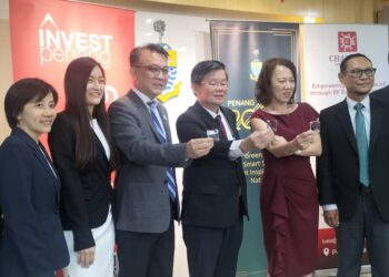 CHOW Kon Yeow (tiga dari kanan) menunjukkan cip Field Programmable Gate Array (FPGA) pertama buatan Malaysia ketika sidang akhbar di George Town, Pulau Pinang, hari ini.-UTUSAN/SAFINA RAMLI