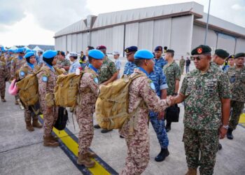 MOHD. Nizam Jaffar (kanan) ketika majlis penghantaran MALBATT 850-13 di Pangkalan Udara Subang, di sini, hari ini. Gambar: Saddam Yusoff