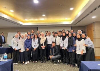 CEO Maritime Network Sdn Bhd, Datuk Seri Jeyenderan Ramasamy bersama pelajar Universiti Teknologi Mara (UiTM) ketika menganjurkan bengkel industri, baru-baru ini.