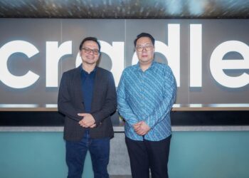 NORMAN Matthieu Vanhaecke (kiri) dan Ketua Projek BIG, Johnathan Lee (kanan) ketika bergambar selepas temuramah berkaitan The BIG Programme di Pejabat Cradle di sini, hari ini. - UTUSAN/ISKANDAR ISHAK