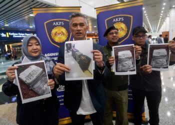 MOHD. Shuhaily Mohd. Zain menunjukkan rampasan dadah pada sidang AKPS di Lapangan Terbang Antarabangsa Kuala Lumpur (KLIA) Terminal 1, Sepang, Selangor hari ini.-UTUSAN/FAISOL MUSTAFA