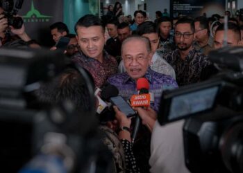 ANWAR Ibrahim ditemui pemberita selepas melancarkan Malaysia Semikonduktor IC Design Park 2, di Cyberjaya hari ini.