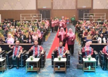 JOACHIM Gunsalam (duduk tiga kanan) bergambar bersama-sama yang hadir pada majlis perasmian SLAF 2025. - HARDY JOE