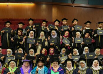 AHMAD Nu’man Ahmad Nazari (atas, empat dari kiri) bersama lapan rakan serta keseluruhan rakan sekelas Diploma Sains Kejururawatan pada Majlis Idul Ilmi Konvokesyen ke-17 di Dewan Al-Muktafi Billah Shah, Gong Badak, Terengganu. - UTUSAN/PUQTRA HAIRRY