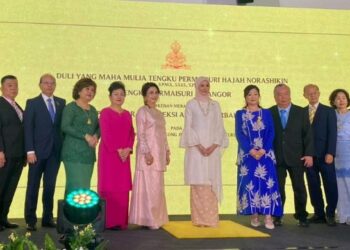 TENGKU Permaisuri Norashikin bersama barisan pengurus Poh Kong Jewellery Manufacturer serta Poh Kong Holdings Berhad dalam pelancaran koleksi terbaru Anggun 'Pesona Tanjung' di Shah Alam, Selangor, hari ini.