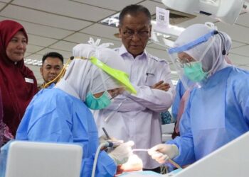 DR. DZULKEFLY Ahmad (dua dari kanan) melihat pelatih melaksanakan tugasan rawatan pergigian ketika melawat Pusat Pergigian Kanak-Kanak dan Institut Latihan Kementerian Kesihatan Malaysia (Pergigian) Georgetown, Pulau Pinang, hari ini. - UTUSAN/DANIAL SAAD