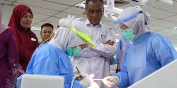 DR. DZULKEFLY Ahmad (dua dari kanan) melihat pelatih melaksanakan tugasan rawatan pergigian ketika melawat Pusat Pergigian Kanak-Kanak dan Institut Latihan Kementerian Kesihatan Malaysia (Pergigian) Georgetown, Pulau Pinang, hari ini. - UTUSAN/DANIAL SAAD