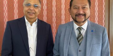 Ravindrasingham Balasingham (kiri) dan Tunku Datuk Yaacob Khyra (kanan) ketika ditemui selepas Mesyuarat Agung Luar Biasa (EGM) KNM Group, baru-baru ini.