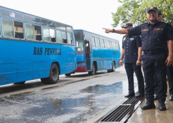 ZULKIFLY Ismail (kanan) ketika turut serta dalam Ops Bas Kilang di pejabat JPJ Pulau Pinang di Seberang Jaya, Pulau Pinang hari ini.-UTUSAN/DANIAL SAAD